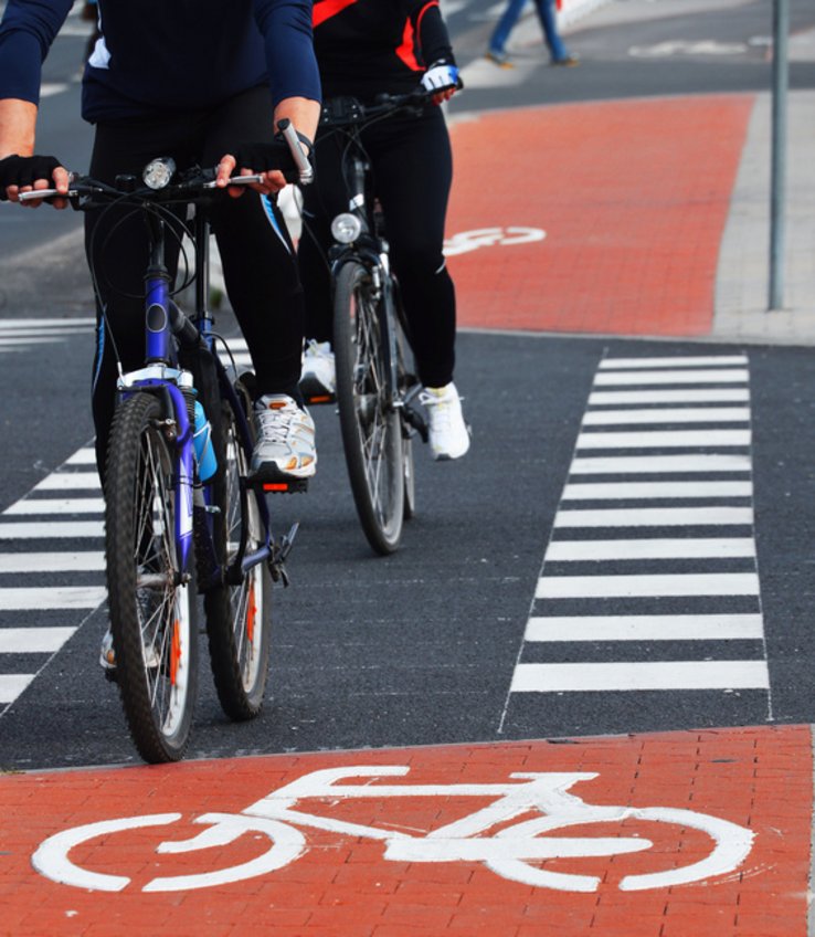 cyclistes sur une piste cyclable balisée en ville