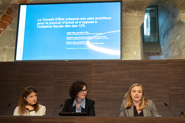 Les trois personnes derrière leurs pupitres durant la conférence de presse.