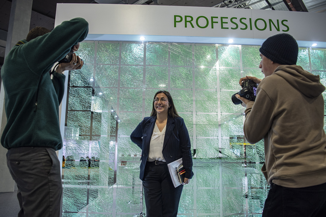 Madame Amarelle pose, photographiée par deux jeunes apprentis photographes.