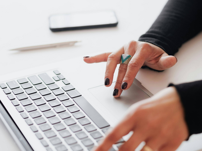 Image illustrative d'une femme écrivant au clavier d'un ordinateur