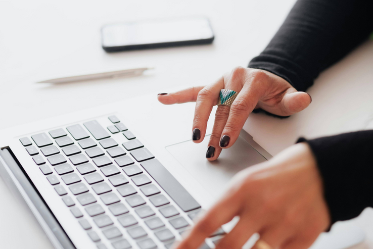 Image illustrative d'une femme écrivant au clavier d'un ordinateur