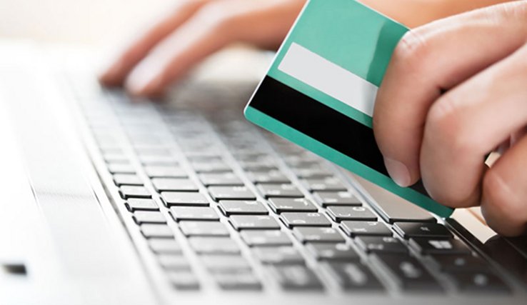 Carte de crédit et clavier d'ordinateur. Fotolia Maksim Kostenko