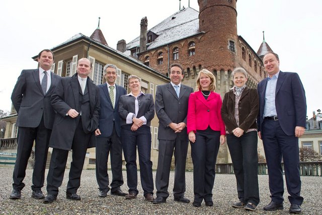 Le Conseil d'Etat dans sa nouvelle composition pose devant le Château cantonal.