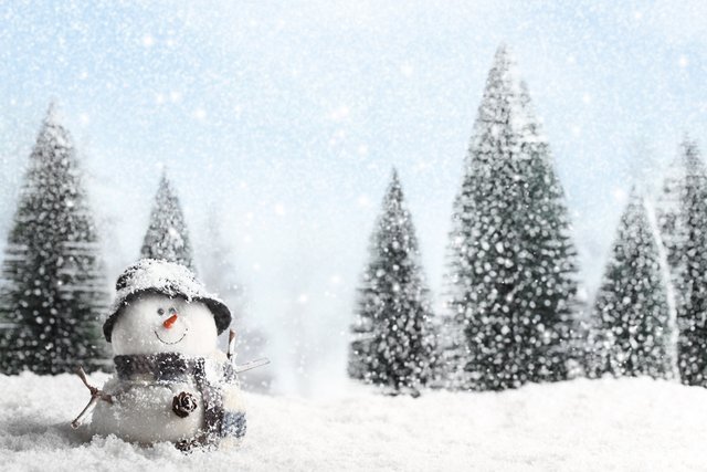 dessin d'un bonhomme de neige coiffé d'un vieux chapeau sur fond de sapins enneigés