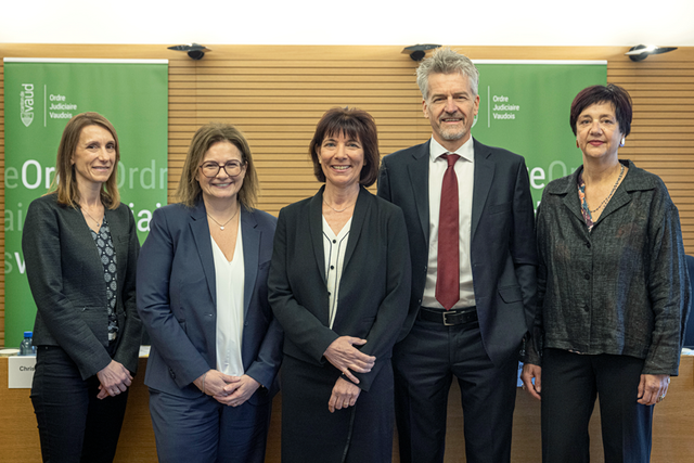 Les personnes posent côte à côte.