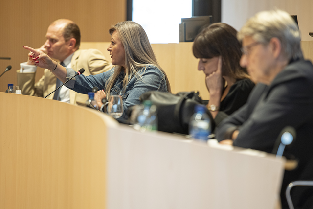 Quatre membres du Conseil d'Etat assis dans la salle du Grand Conseil, durant le point de presse.