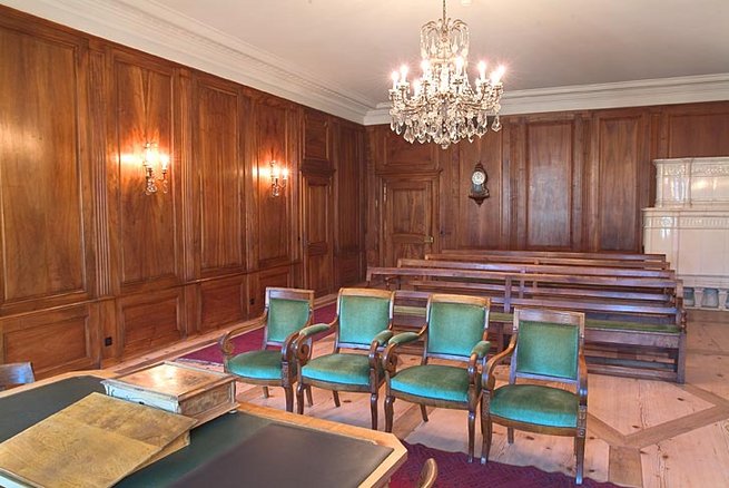 Accès : difficile pour mobilité réduite- Cachet : belle salle ancienne