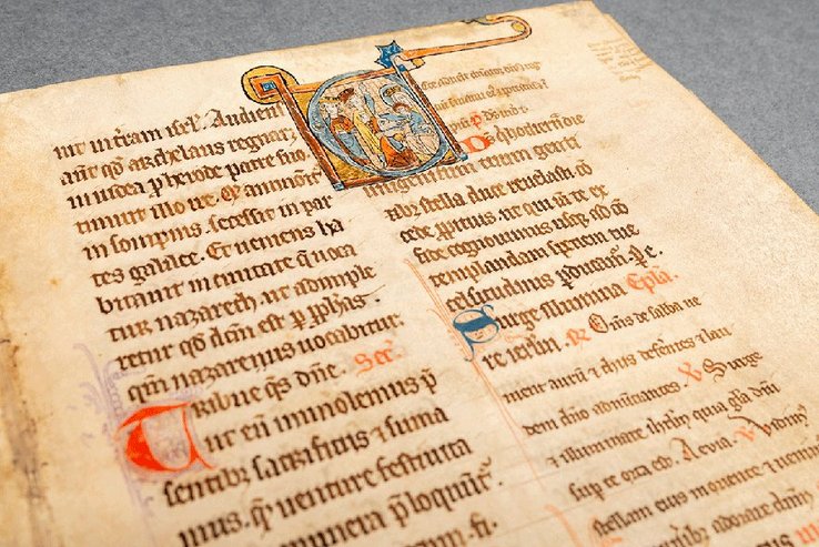 Photographie du 20e feuillet du missel, un des mieux cnservés des 54 pages, avec sa magnifique enluminure de la lettre "E". On lit: Ecce advenit dominator Dominus. Photo: BIC | Amitrano 