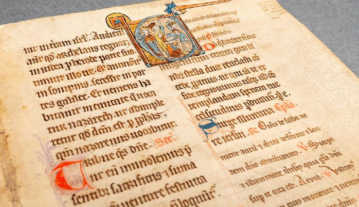 Photographie du 20e feuillet du missel, un des mieux cnservés des 54 pages, avec sa magnifique enluminure de la lettre "E". On lit: Ecce advenit dominator Dominus. Photo: BIC | Amitrano