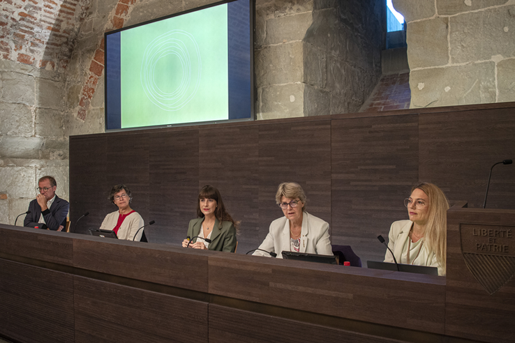 La conseillère d'Etat Rebecca Ruiz assise en conférence de presse en compagnie d'autres orateurs, notamment Claudine Wyssa, de l'Union des communes vaudoises..
