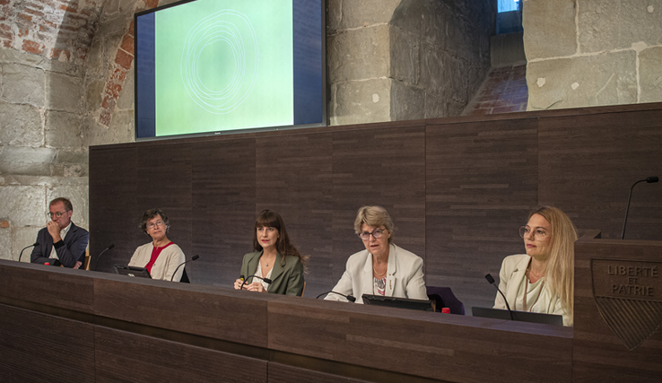 La conseillère d'Etat Rebecca Ruiz assise en conférence de presse en compagnie d'autres orateurs, notamment Claudine Wyssa, de l'Union des communes vaudoises..