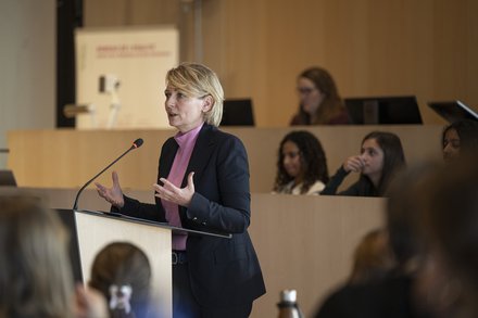 La Conseillère d'Etat Isabelle Moret accueille les participantes du Parlement des filles lors de la jom.