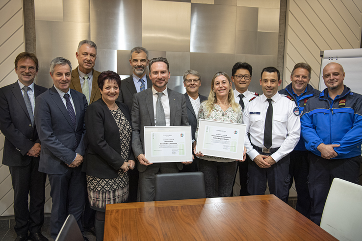 Les représentants des deux corps de police après la signature de la convention posent, le 9 décembre 2019 à Lausanne. 