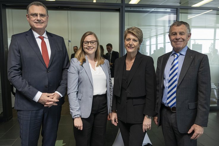 De gauche à droite : Thomas Jordan, Président de la BNS, Valérie Dittli, Conseillère d'Etat, Karin Keller-Sutter, Conseillère fédérale et Ernst Stocker, chef du Département des finances du canton de Zurich. 