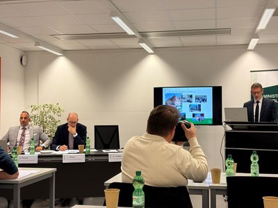 vude la salle de conférence de presse