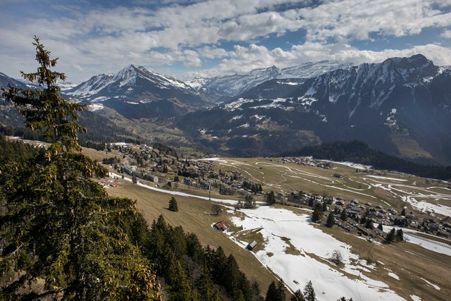 Vue de la vallée des Ormonts depuis la Berneuse. On voit de gauche à droite le Pic Chaussy, le massif des Diablerets et le Chamossaire.