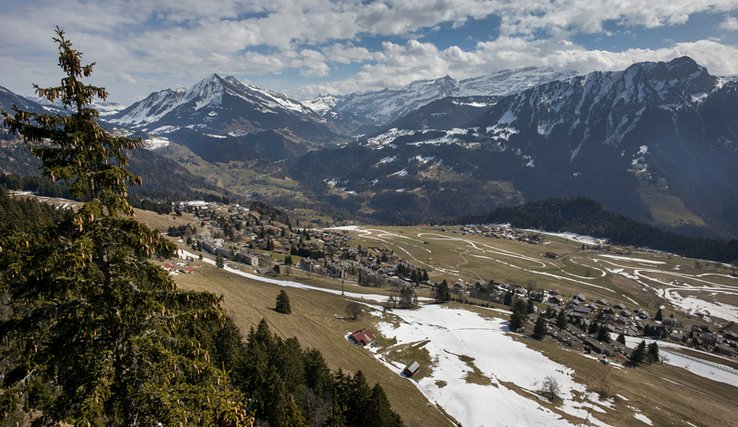 Vue de la vallée des Ormonts depuis la Berneuse. On voit de gauche à droite le Pic Chaussy, le massif des Diablerets et le Chamossaire.