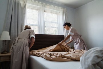 Deux femmes de ménage dans une chambre d'hôtel.