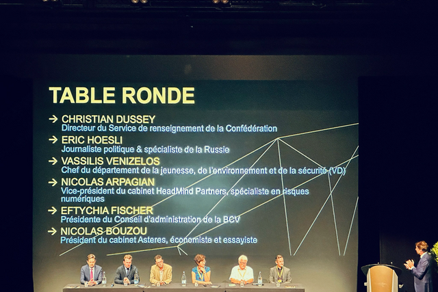 Vue des oratrices et orateurs face au public sur la scène du théâtre de Beausobre à Morges.