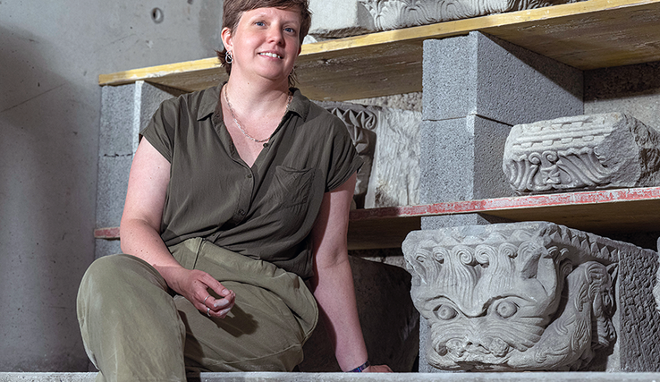 Photographie de Sabine Utz, conservatrice en chef au Musée cantonal d’archéologie et d’histoire et du chapiteau : «Ce chapiteau mettant en scène des créatures hybrides monstrueuses n’a plus sa place dans le style gothique.» Photo | ARC-Sieber