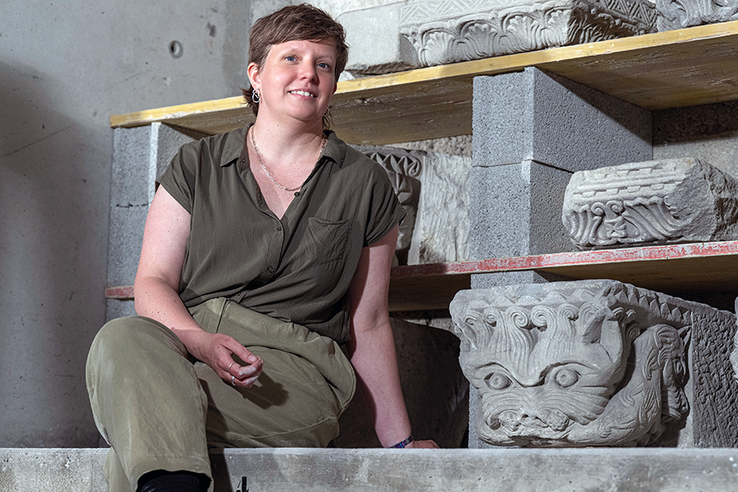 Photographie de Sabine Utz, conservatrice en chef au Musée cantonal d’archéologie et d’histoire et du chapiteau : «Ce chapiteau mettant en scène des créatures hybrides monstrueuses n’a plus sa place dans le style gothique.» Photo | ARC-Sieber