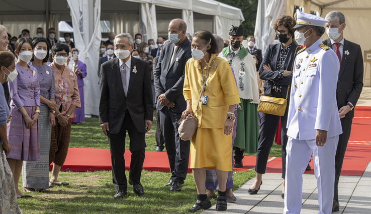 La princesse salue diverses personnes aux côtés de l'ambassadeur. Derrière elle, la présidente du Conseil d'Etat et le syndic de Lausanne.