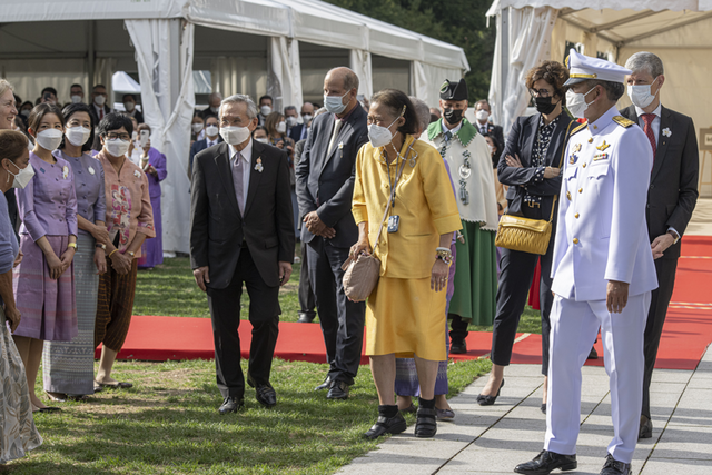 La princesse salue diverses personnes aux côtés de l'ambassadeur. Derrière elle, la présidente du Conseil d'Etat et le syndic de Lausanne.