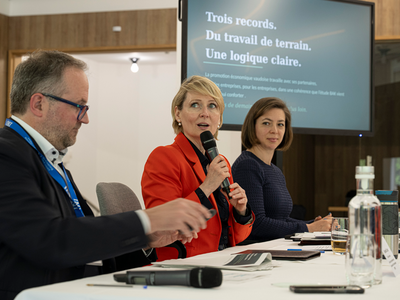 Les trois personnes assises durant la conférence de presse.