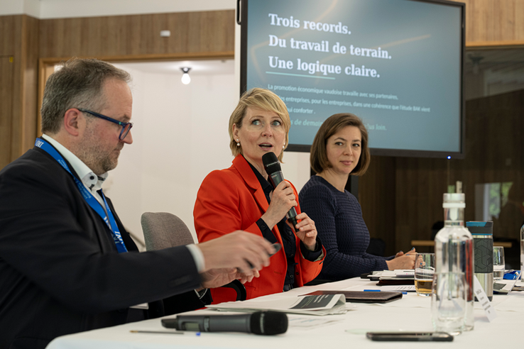 Les trois personnes assises durant la conférence de presse.