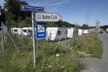 caravanes yéniche sur la nouvelle aire de passage