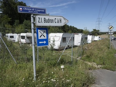 caravanes yéniche sur la nouvelle aire de passage