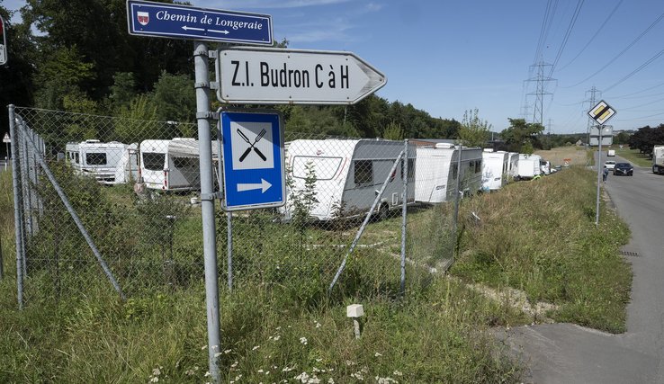 caravanes yéniche sur la nouvelle aire de passage