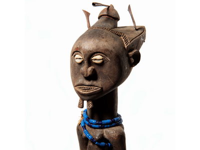 Statuette anthropomorphe, bois, métal, verre, coquillage, textile, auteur.e inconnu.e, modalité d’acquisition et provenance inconnues, République démocratique du Congo. Collection MCAH, numéro d’inventaire II/A-157, crédit photographique : Nadine Jacquet.