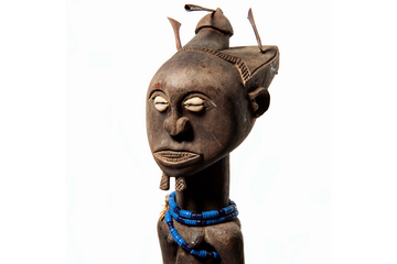 Statuette anthropomorphe, bois, métal, verre, coquillage, textile, auteur.e inconnu.e, modalité d’acquisition et provenance inconnues, République démocratique du Congo. Collection MCAH, numéro d’inventaire II/A-157, crédit photographique : Nadine Jacquet.