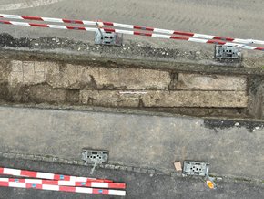 Vue zénithale. La mosaïque se dévoile sous la route dégrappée. Des técelles noires et blanches apparaissent.