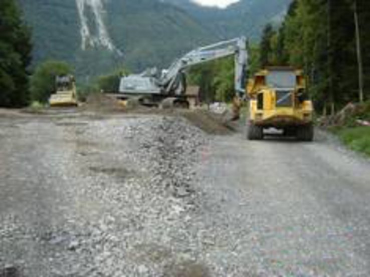 vue d'une pelleteuse sur le chantier de la route H144