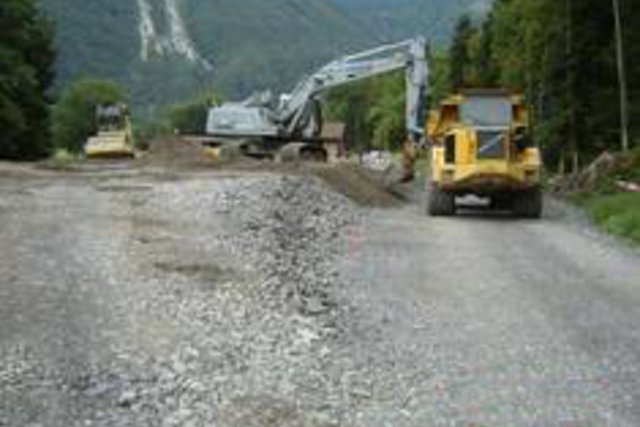 vue d'une pelleteuse sur le chantier de la route H144