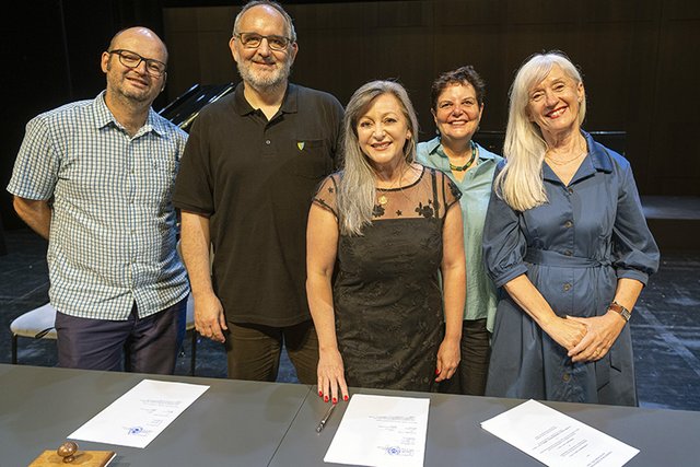 Photographie de Grégoire Halter, secrétaire municipal de Vevey, Yvan Luccarini, syndic de Vevey, Nuria Gorrite, conseillère d'État, Sabine Caruzzo, présidente de la FAS et Brigitte Romanens, directrice de Le Reflet.