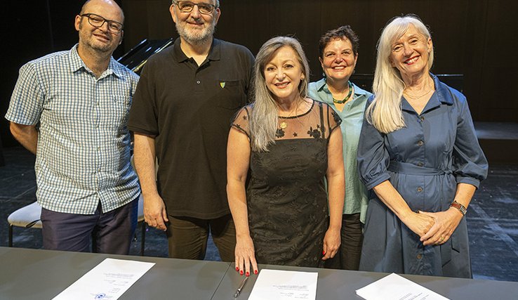 Photographie de Grégoire Halter, secrétaire municipal de Vevey, Yvan Luccarini, syndic de Vevey, Nuria Gorrite, conseillère d'État, Sabine Caruzzo, présidente de la FAS et Brigitte Romanens, directrice de Le Reflet.