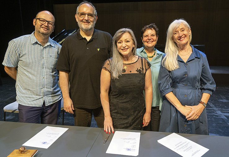Photographie de Grégoire Halter, secrétaire municipal de Vevey, Yvan Luccarini, syndic de Vevey, Nuria Gorrite, conseillère d'État, Sabine Caruzzo, présidente de la FAS et Brigitte Romanens, directrice de Le Reflet.