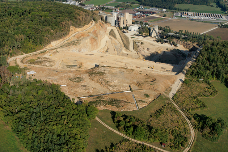 vue aérienne de la carrière du Mormont, avec l'usine Holcin d'Eclépens en contrebas