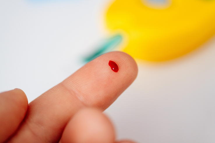 Index tendu avec une goutte de sang qui perle