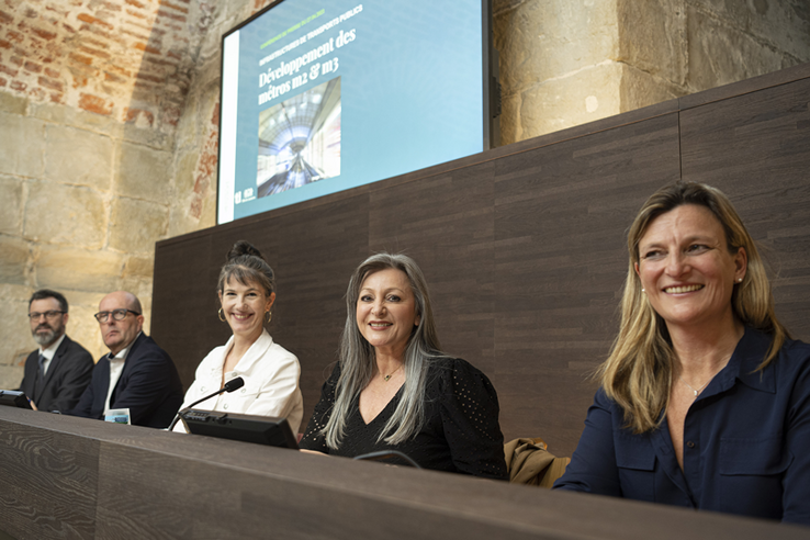 les personnages assis à leur pupitre en conférence de presse, au château cantonal.