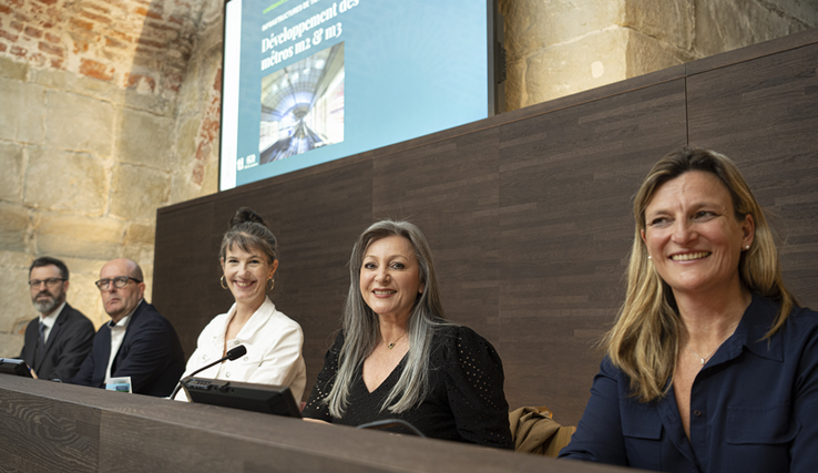 les personnages assis à leur pupitre en conférence de presse, au château cantonal.