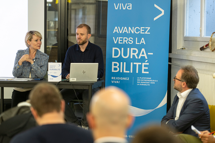Les trois personnes durant la conférence de presse. Sur un grand panneau, on lit: "VIVA, avancez vers la durabilité".