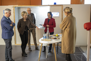 Les personnages dans le décor de l'exposition qui reconstitue une cuisine, cadre fréquent des violences conjugales.