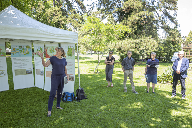 Photo prise durant la conférence de presse, à Morges. Une représentante de l'Etat parle sous un dais.