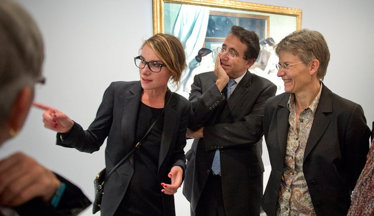 Les deux conseillers d'Etat sont en compagnie d'une jeune femme du Musée du Grand Palais qui semble leur donner des explications.