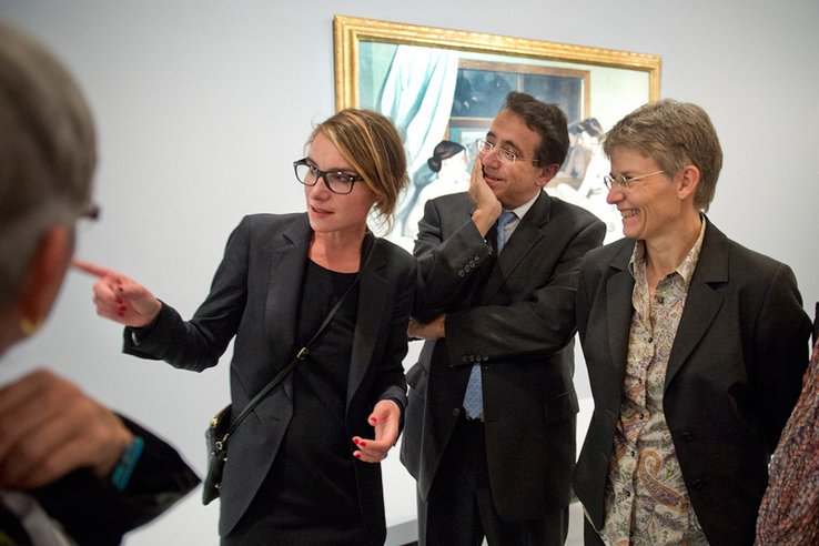 Les deux conseillers d'Etat sont en compagnie d'une jeune femme du Musée du Grand Palais qui semble leur donner des explications.