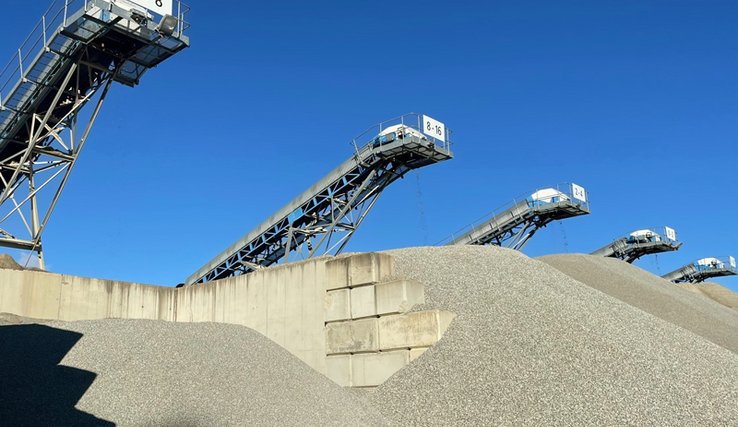 Installation de tri des graviers avec tas et tapis roulants dans une gravière